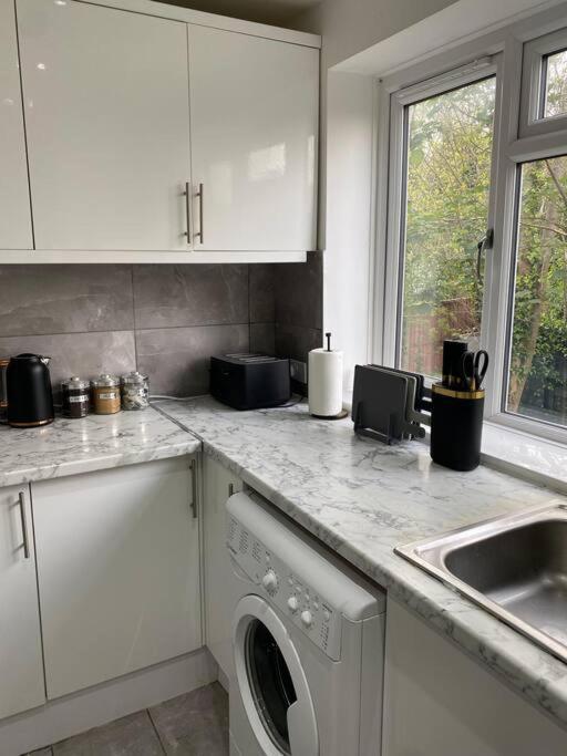 Апартаменты Luxury 2 Bedroom Apartment, Parking, Few Minutes Walk From Wembley Stadium Лондон